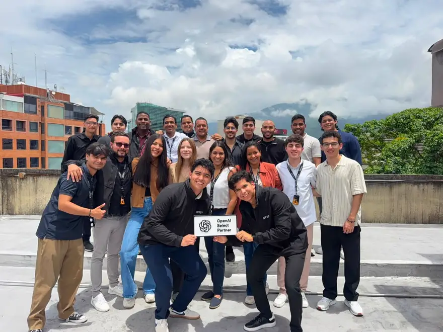 Equipo Intezia sosteniendo la placa OpenAI Select Partner